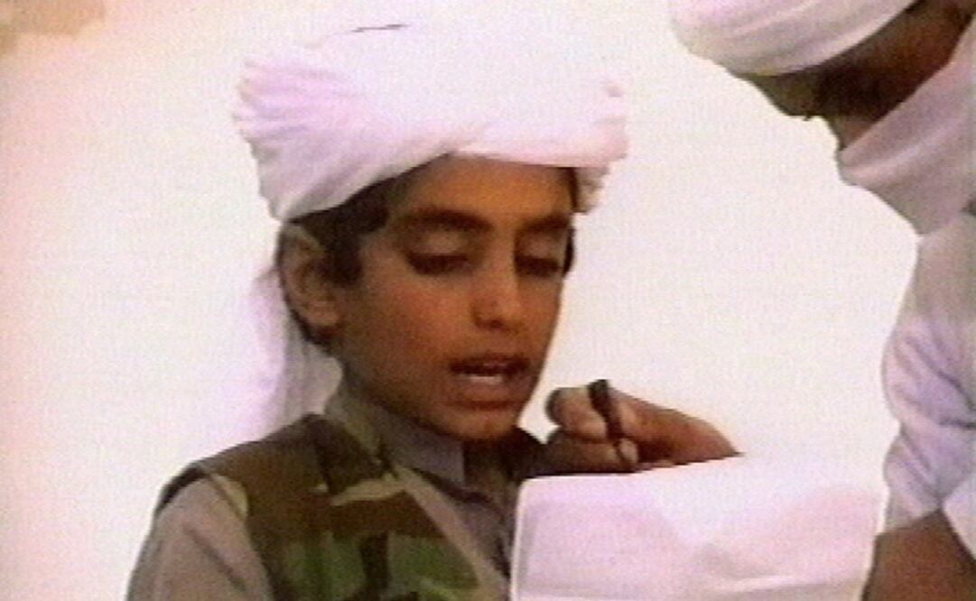 Una fotografía de 2001 muestra al, entonces niño, Hamza Bin Laden (Foto: Archivo/El Universal) 
