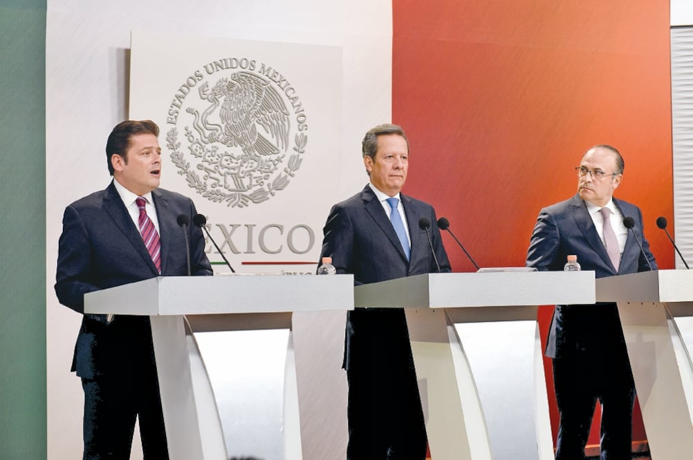 El subsecretario de Sedesol, Francisco García Bejos; el vocero del gobierno de la República, Eduardo Sánchez Hernández, y el director general de Liconsa, Abelardo Manzo González, durante la conferencia. (CORTESÍA PRESIDENCIA)