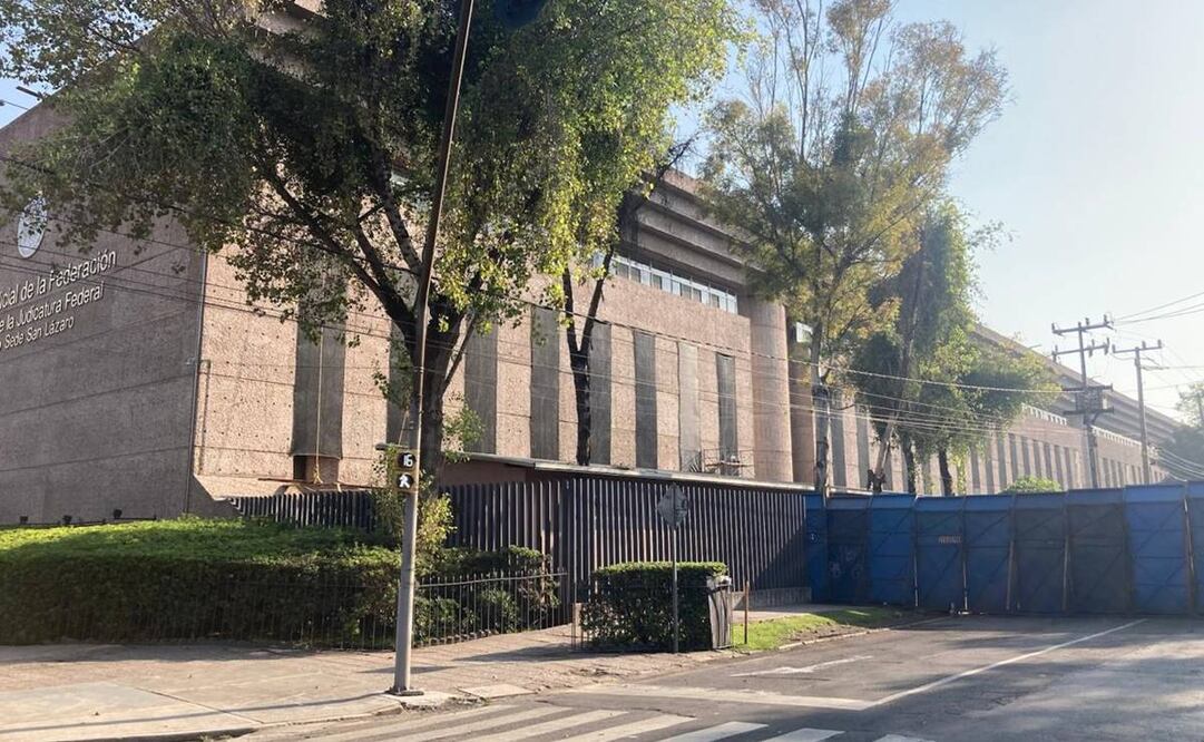 Sede del Poder Judicial de San Lázaro amanece con vallas. Foto: Yalina Ruiz|EL UNIVERSAL