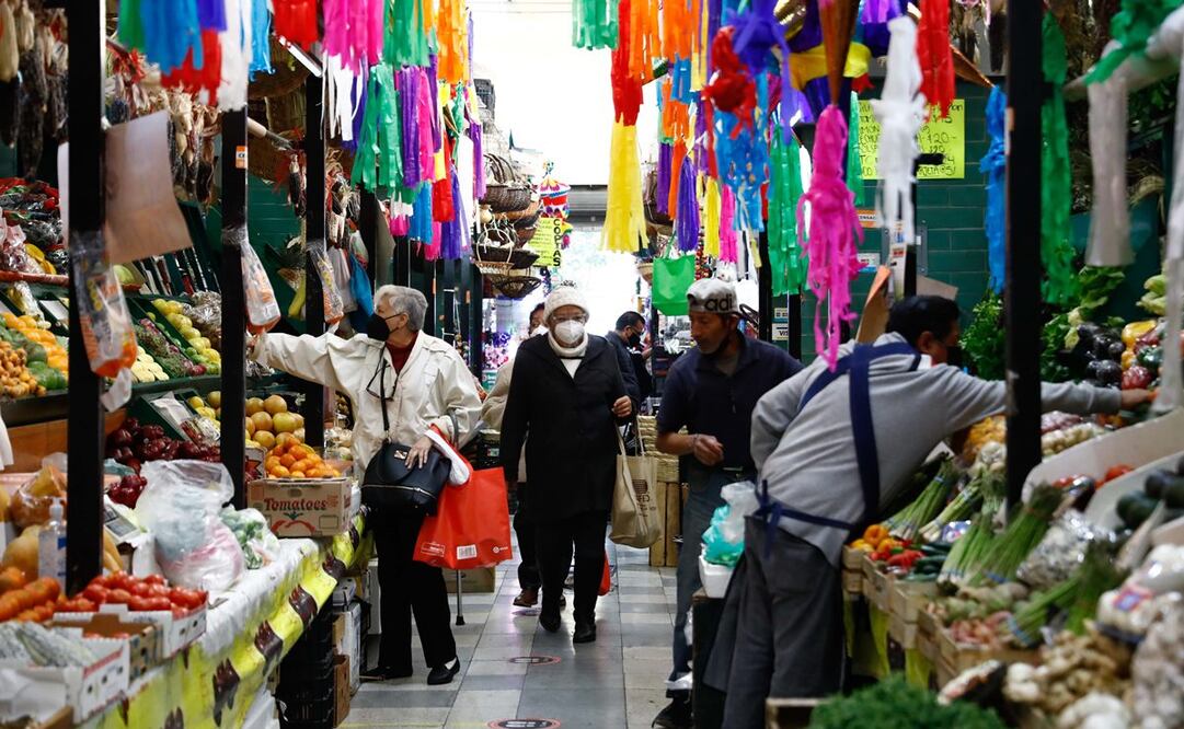 Vendedores del mercado de San Ángel, en la alcaldía Álvaro Obregón, afirman que han tenido que elevar los costos de frutas y verduras, lo que les ha afectado en las ventas porque la gente compra menos. Foto: Diego Simón. El Universal