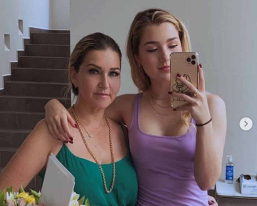 Alicia Villarreal y Melenie Carmona