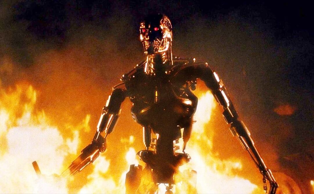 La idea y diseño de Terminator le “llegó” a James Cameron por una pesadilla, pues soñó con un esqueleto metálico que emergía de las llamas, con cuchillos en las manos. Foto: IMDb/ESPECIAL.