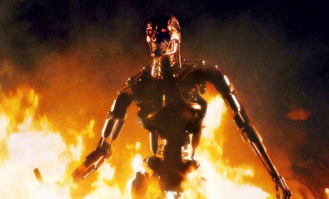 La idea y diseño de Terminator le “llegó” a James Cameron por una pesadilla, pues soñó con un esqueleto metálico que emergía de las llamas, con cuchillos en las manos. Foto: IMDb/ESPECIAL.