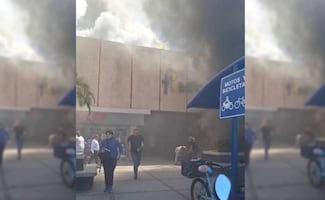 Incendio en plaza comercial Fiesta de Los Mochis genera pánico; 20 personas son atendidas por intoxicación y crisis nerviosa