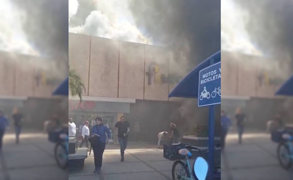 Incendio en Plaza Comercial Fiesta en Los Mochis, Sinaloa, lo que provocó que la gente saliera corriendo del lugar / Foto: Captura de pantalla