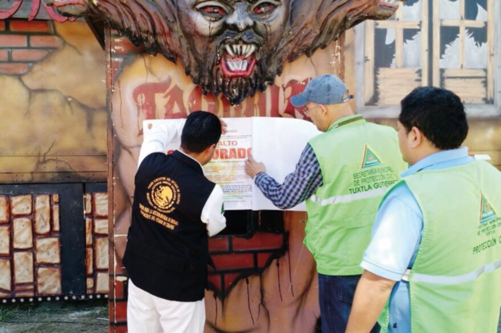 La atracción estaba en la Feria Chiapas. Personal de Protección Civil colocó los sellos de clausura, pero no se informó si habrá alguna multa (CORTESÍA)