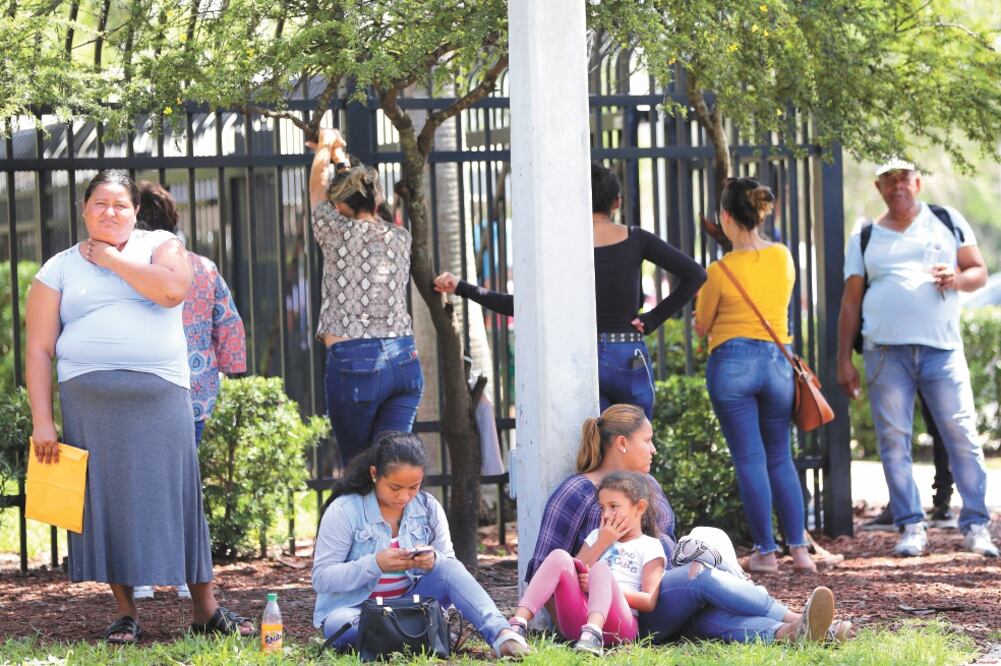 Expectativa . Migrantes afuera de una oficina del Servicio de Inmigración y Control de Aduanas, en Florida. Foto/ LYNNE SLADKY. AP
