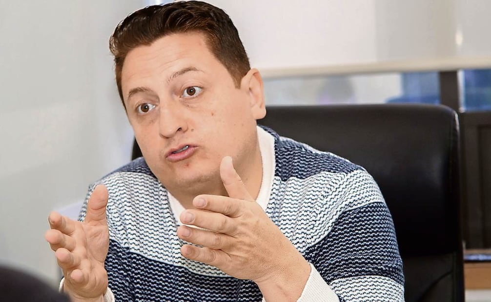 Néstor Núñez detalló que derivado de que las vías existentes no se usaban o se usaban muy poco, hubo personas que se ampliaron en sus viviendas. Foto: Osmar Alvarado / EL UNIVERSAL