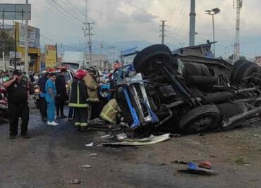Tráiler embiste al menos 10 vehículos en Tulancingo, Hidalgo; hay 10 personas heridas