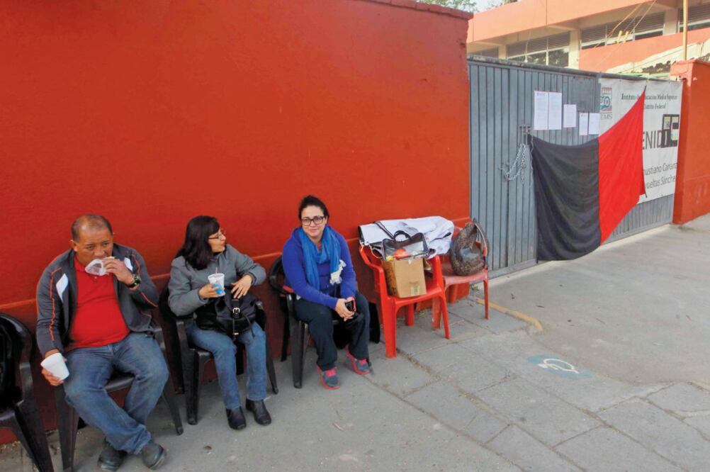 A las 6:00 de la mañana de ayer el sindicato de las preparatorias del gobierno capitalino inició una huelga en los 20 planteles que conforman el instituto, dejando sin clases a más de 30 mil alumnos (FERNANDO RAMÍREZ. EL UNIVERSAL)