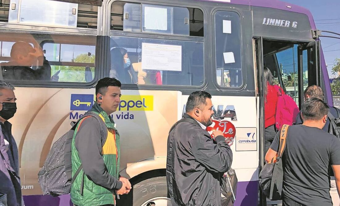 Pasajeros al abordar los camiones morados, que ahora conforman el derrotero Buenavista- Metro Toreo. Foto: Diego Simón/ EL UNIVERSAL