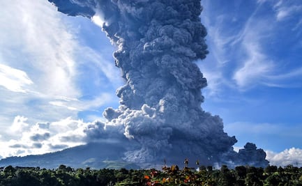 Volcán Sinabung de Indonesia entra en erupción; arroja enorme columna de ceniza
