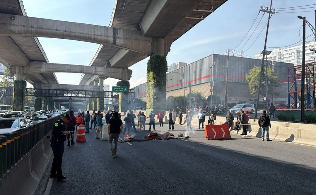Durante la protesta, los inconformes realizaron la quema de prendas de vestir, una dovela y un neumático. Foto: Especial