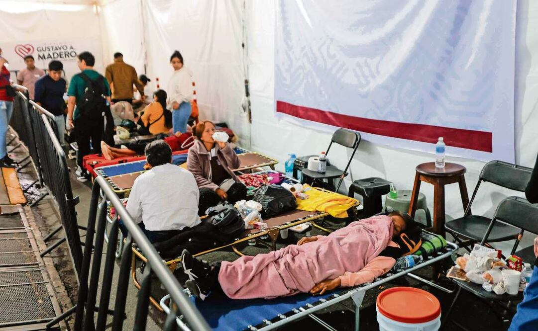 Afuera del hospital Magdalena de las Salinas, la alcaldía Gustavo A. Madero instaló una carpa para dar asilo a los familiares de los afectados. Foto: Diego Simón Sánchez / EL UNIVERSAL