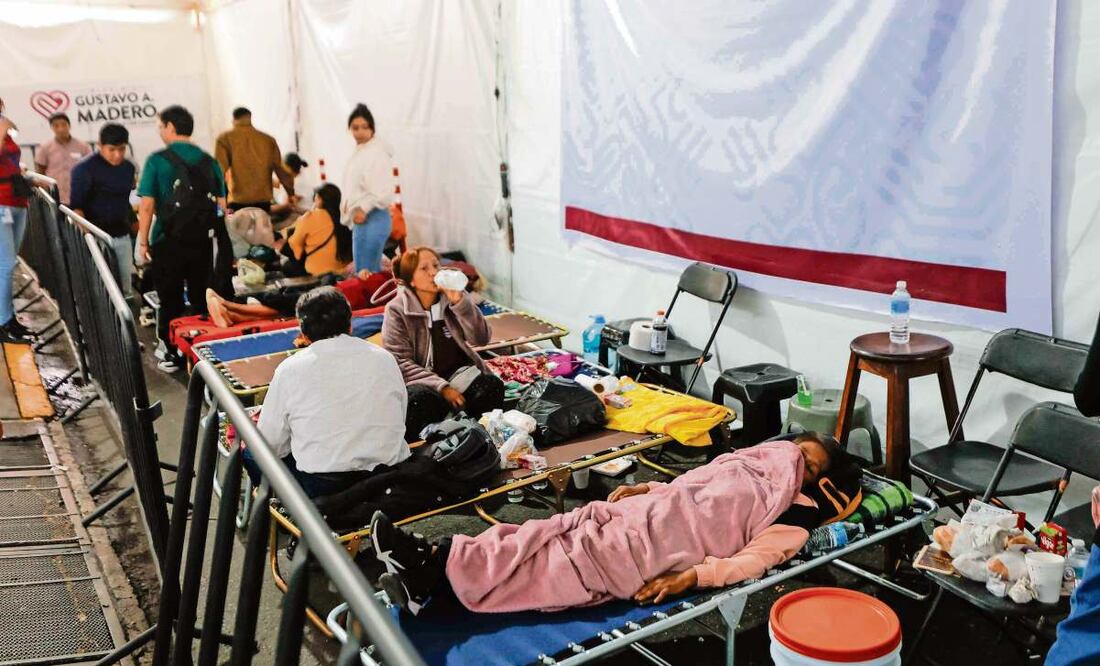 Afuera del hospital Magdalena de las Salinas, la alcaldía Gustavo A. Madero instaló una carpa para dar asilo a los familiares de los afectados. Foto: Diego Simón Sánchez / EL UNIVERSAL