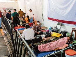 En hospitales, se vive una larga espera por víctimas de explosión de pipa en Iztapalapa