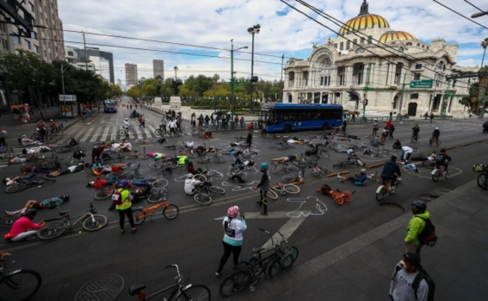Aumento en la venta de flores y coronas, Metro sin servicio y protestas de ciclistas, entre las fotos de la semana