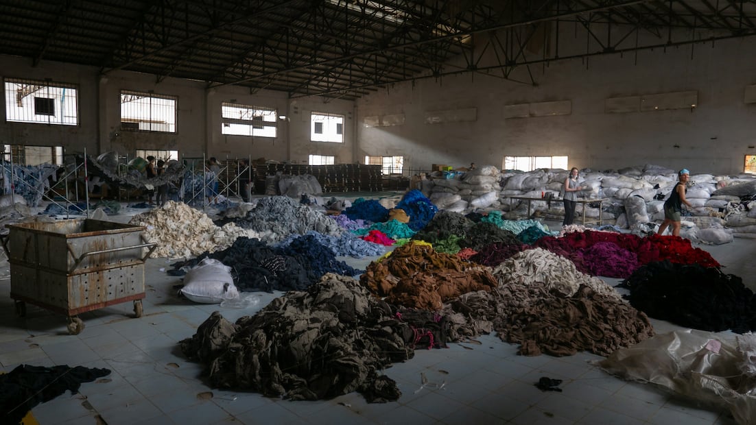De acuerdo con datos de Profeco, la industria textil gasta el 20% del agua global. Foto: Unsplash