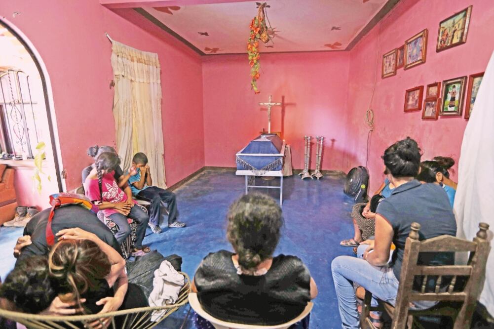 El equipo de rescatistas especializado en terremotos conocido como Los Topos acudió a Juchitán para ayudar a los damnificados. (FOTOS: VALENTE ROSAS)