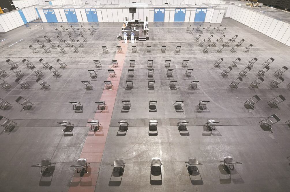 Un centro de vacunación anti-Covid en Erfurt, Alemania, luego de que se cancelaran miles de citas tras suspender el uso de AstraZeneca. Foto: AP.