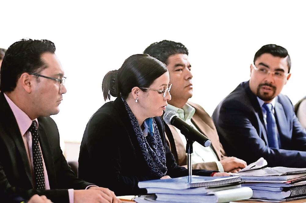 En total, más de 30 mil puestos semifijos se instalan en la delegación Cuauhtémoc; además de 68 tianguis que se desbordan y provocan conflictos viales, bloqueo de cocheras y banquetas, explicaron autoridades de la demarcación (ARCHIVO EL UNIVERSAL)