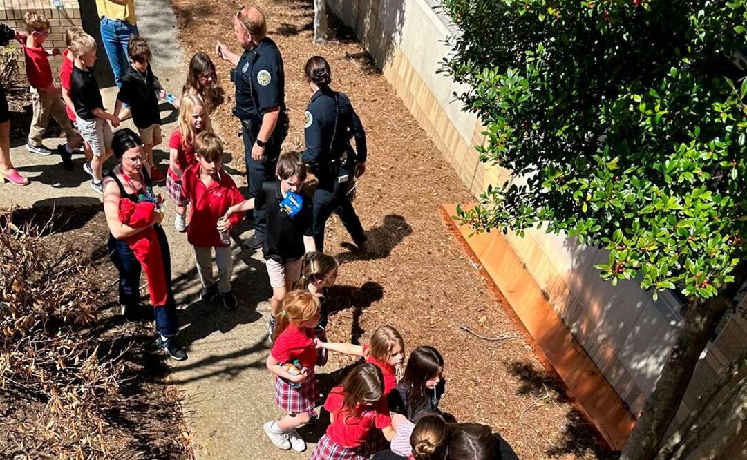 Niños de la escuela cristiana Covenant, en Nashville, salen del centro educativo, tras un tiroteo, este lunes 27 de marzo de 2023. Foto: AP