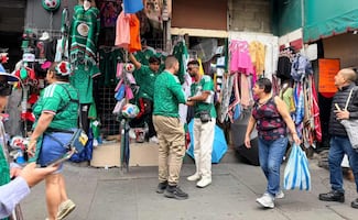 Venden hasta en 550 pesos playeras de la Selección afuera del Fan Fest del Zócalo; ofrecen "calidades"