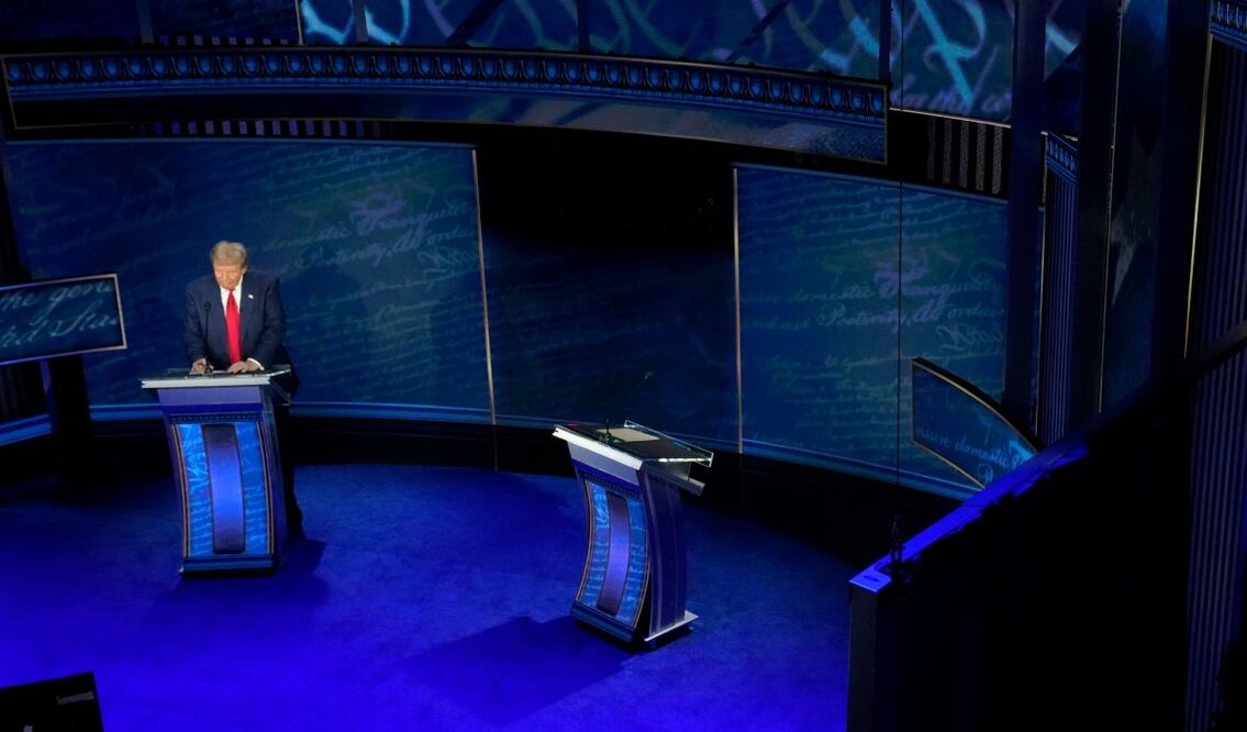 El candidato presidencial republicano, el ex presidente Donald Trump, escribe notas durante un descanso del debate presidencial con la candidata presidencial demócrata, la vicepresidenta Kamala Harris. Foto: AP