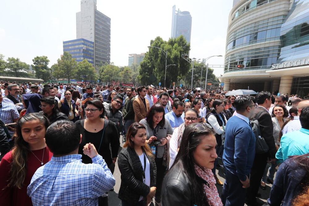 Varios edificios fueron desalojados sobre Reforma (Lucía Godínez/ EL UNIVERSAL)