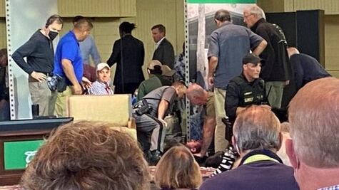 Salman Rushdie: el agente del escritor británico anuncia el comienzo de un "largo camino de recuperación"