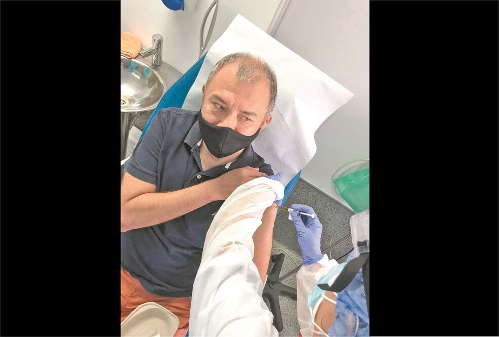 Ernesto Herrera recibió la dosis de una vacuna experimental (fase II) en España: Fotos: Cortesía