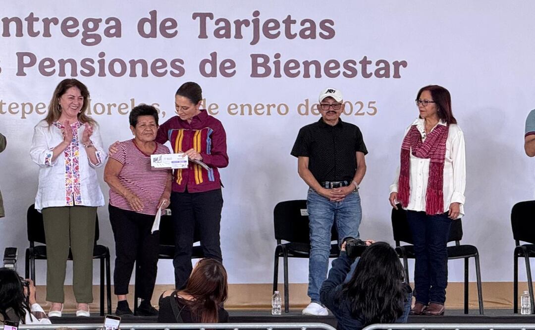 Entrega presidenta tarjeta de Pensiones del bienestar en Morelos. Foto: Justino miranda