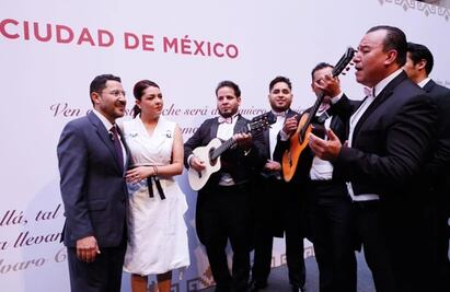 Batres se echa un palomazo para celebrar el decreto del Día del Bolero en la CDMX, VIDEO