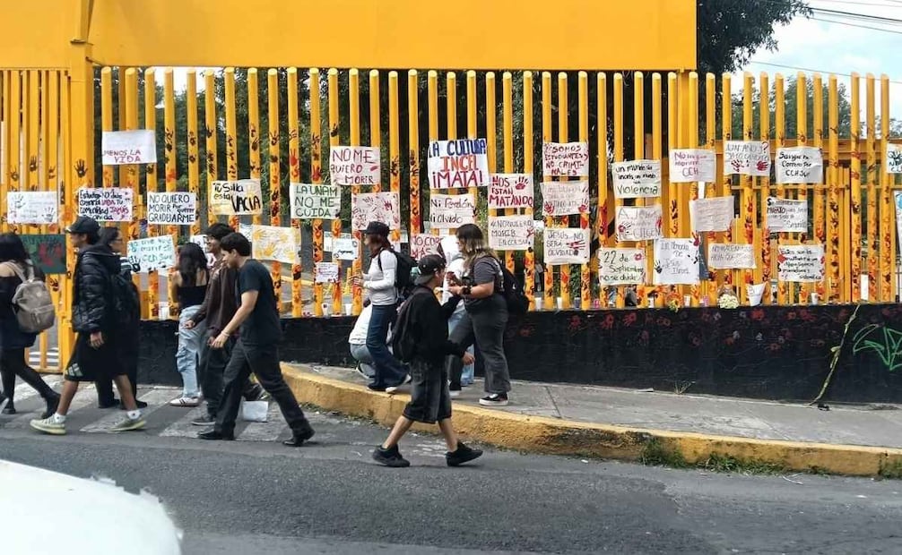 En las rejas del CCH Sur fueron colocadas pancartas con mensajes contra la cultura incel. 22/09/2026. | Foto: Juan Carlos Williams.
