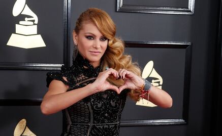 Paulina Rubio pierde el piso en pleno show