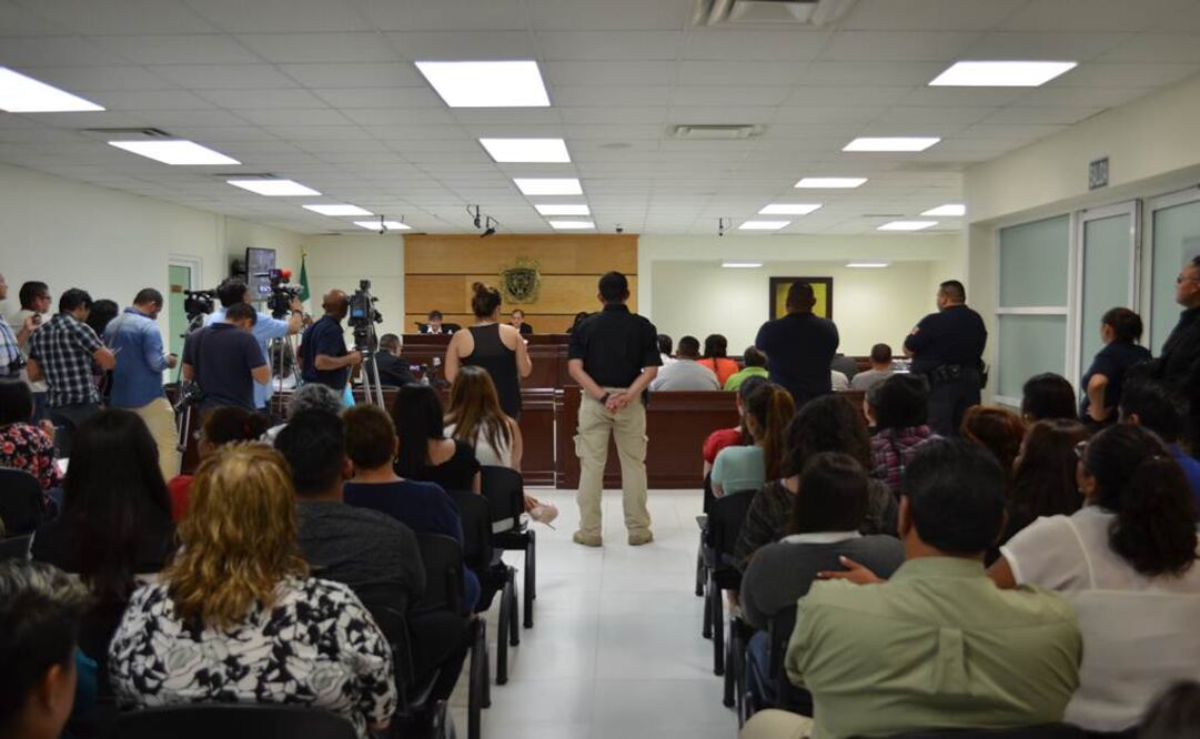 Las jueces Catalina Ruiz Pacheco, Emma Terán Murillo y Mirna Luz Rocha Pineda, emiten su veredicto a los imputados. (Foto: Luis Fierro)