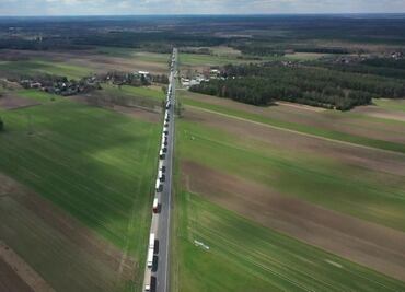 La gigantesca fila de más de 80 km que formaron los últimos camiones de carga rusos en abandonar la Unión Europea