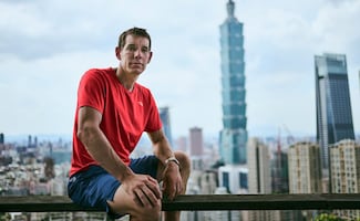 Alex Honnold, escalador profesional subirá rascacielos de Taiwán en vivo; ¿dónde y a qué hora ver?