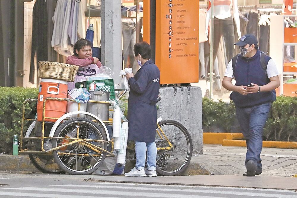 Los vendedores en triciclos pagan una renta a servidores públicos y policías de hasta 700 pesos a la semana para poder operar en la alcaldía Miguel Hidalgo, denunciaron. Foto: BERENICE FREGOSO. EL UNIVERSAL