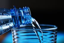 ¿Hace daño tomar agua mineral todos los días? Esto dicen los expertos