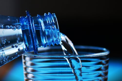 ¿Hace daño tomar agua mineral todos los días? Esto dicen los expertos