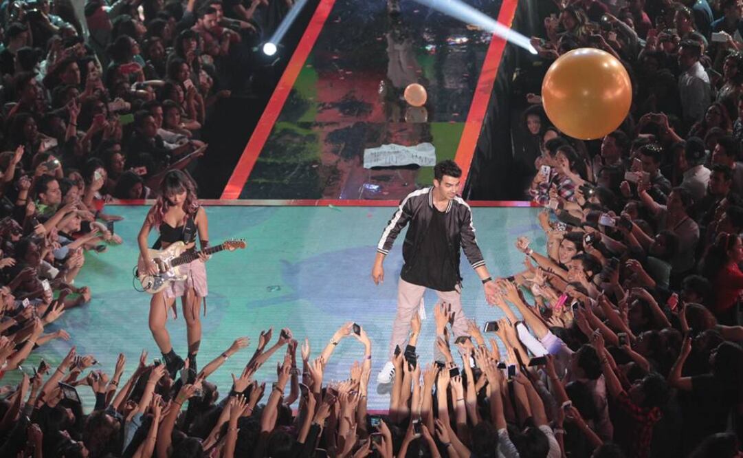Joe Jonas, vocalista del grupo estadounidense DNCE, se presentó en la celebración. (FOTO: EFE)