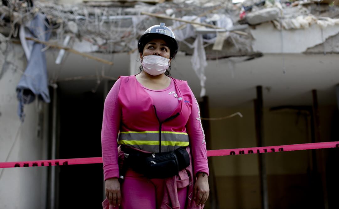 La rescatista voluntaria Lizabeth Yazmin Lopez. Equipada con un casco y un chaleco reflectante, se sumó a la laboriosa búsqueda de sobrevivientes, removiendo montañas de restos el primer día después del sismo. (AP Foto/Natacha Pisarenko)
