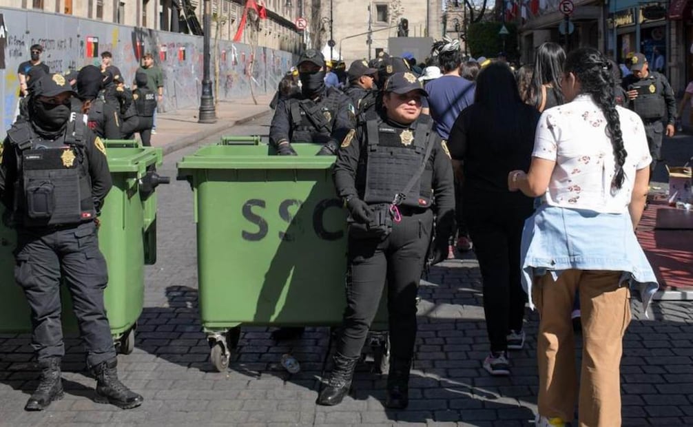 Revisan a asistentes al concierto de Shakira en el Zócalo de la CDMX (01/03/2026). Foto: Santiago Cadena / EL UNIVERSAL