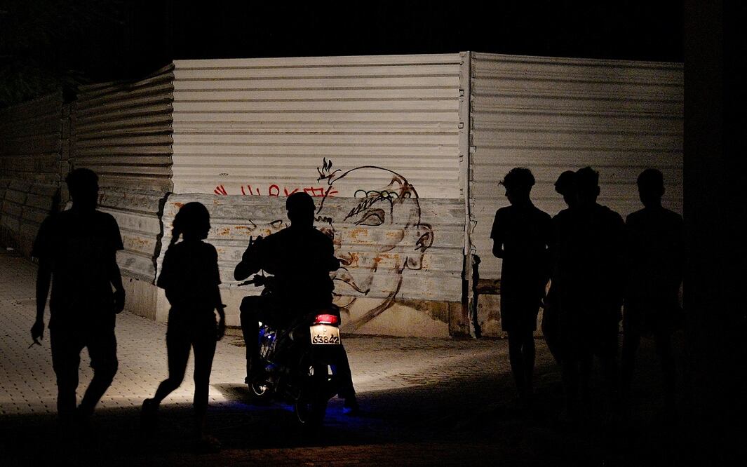 Cubanos, durante el segundo día del apagón nacional en La Habana el 19 de octubre de 2024. Foto: AFP