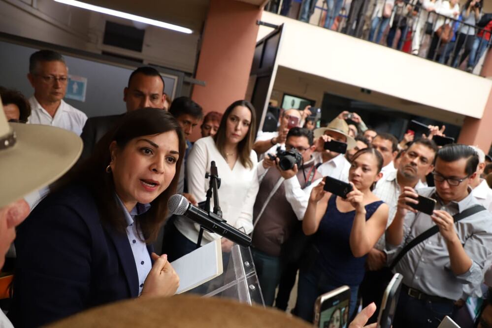 Manifestantes interrumpieron el discurso de la alcaldesa Elvira Paniagua (FOTO: ESPECIAL)