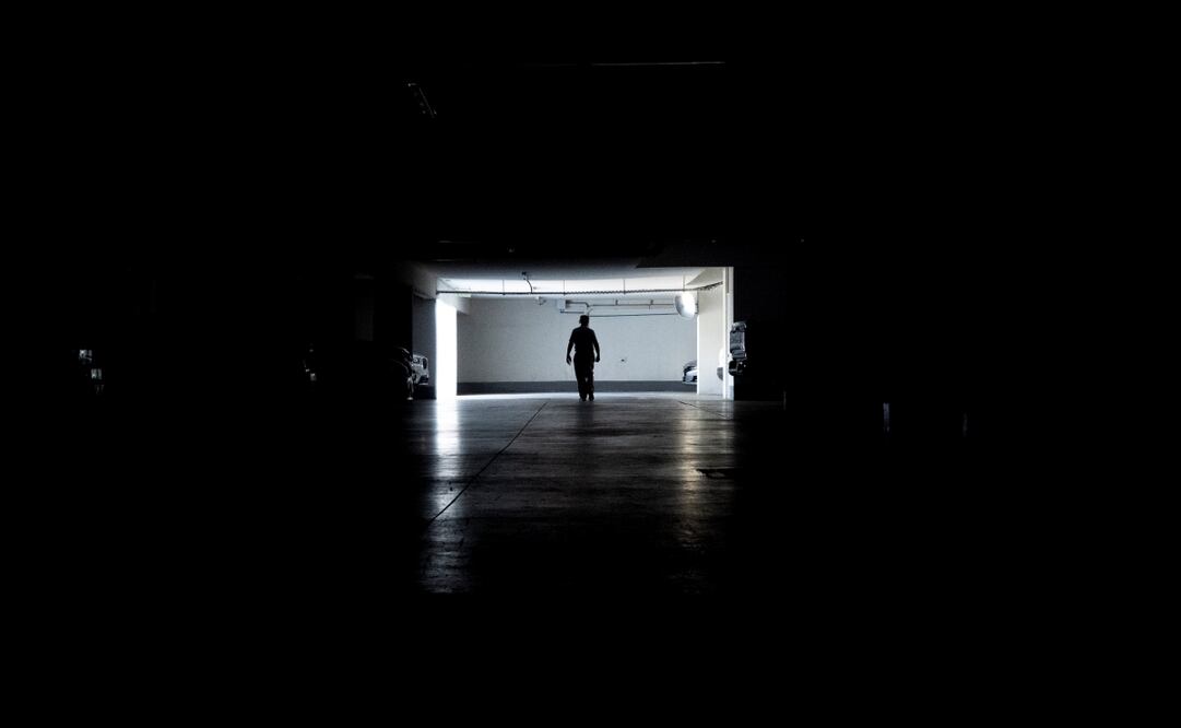 Un hombre camina por un garaje durante un apagón masivo, en Santiago, Chile, el martes 25 de febrero de 2025. Foto: AP