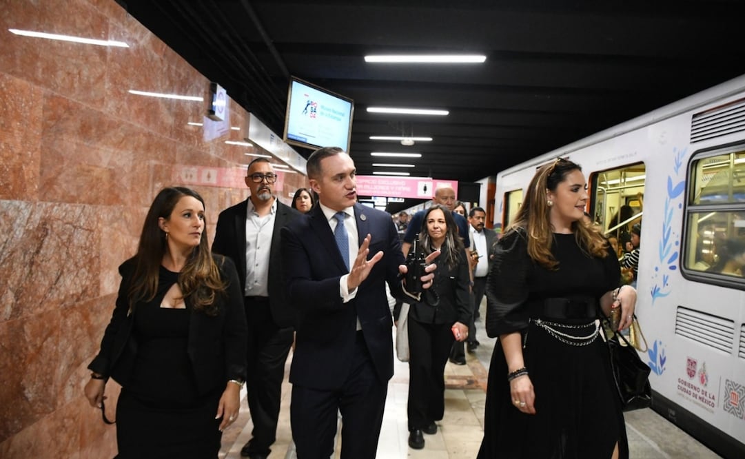 El director general del STC Metro, Adrián Rubalcava, recibió a la concejal Imelda Padilla, quien visitó las estaciones renovadas de la Línea 2 para inspirarse para los Juegos Olímpicos 2028. | Foto: Especial.