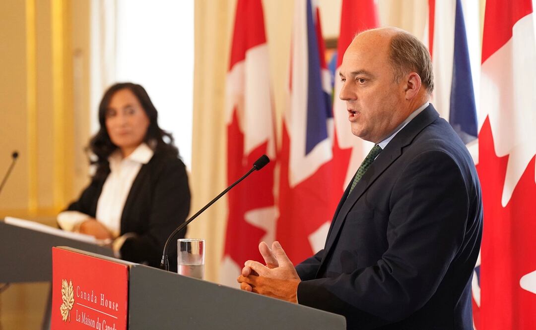El secretario de Defensa británico, Ben Wallace, y la ministra de Defensa Nacional de Canadá, Anita Anand, se reúnen con los medios durante una conferencia de prensa en Canada House, Londres. Foto: AP