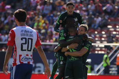 Santos vence al San Luis y vuelve al liderato